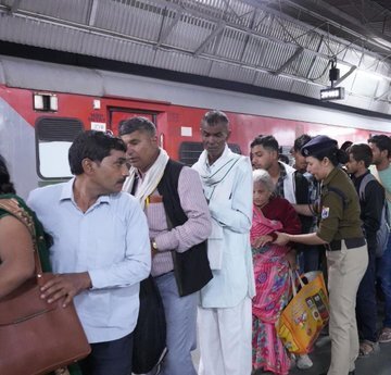 Indian Railways moves millions home for Holi with record special trains and crowd management
